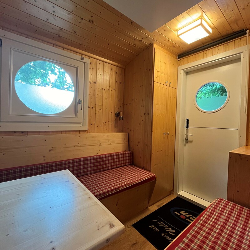 Innenansicht Schäferwagen blauweiß