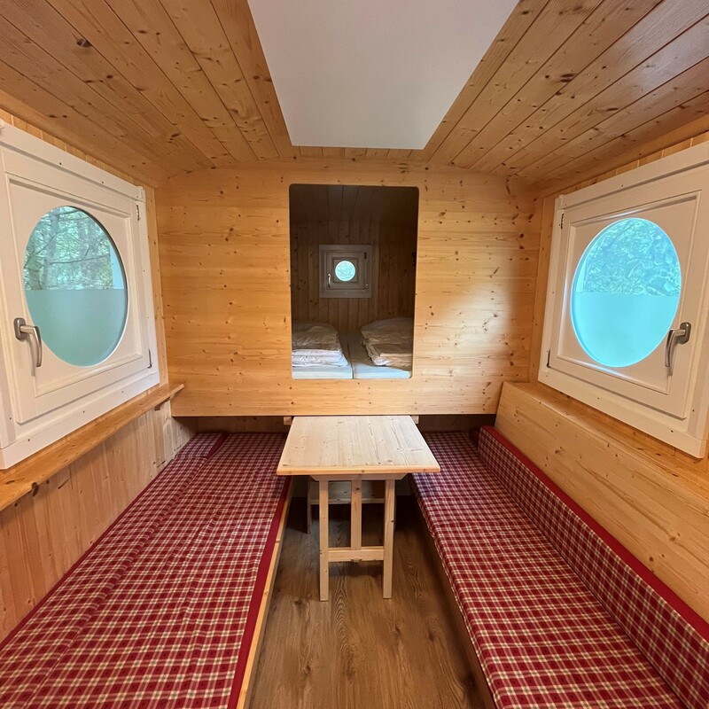 Innenansicht Schäferwagen blauweiß