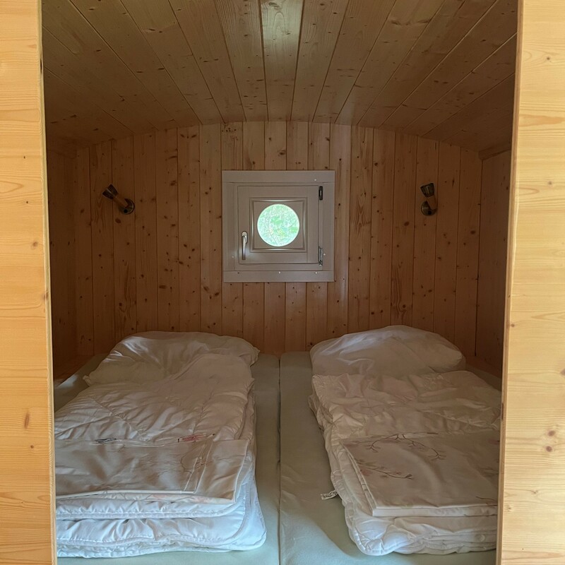 Innenansicht Schäferwagen blauweiß